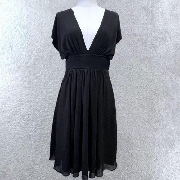 WHBM‎ Dress Womens 4 Black LBD Deep V Flutter Pleated Chiffon Stretch Waist - Picture 1 of 9